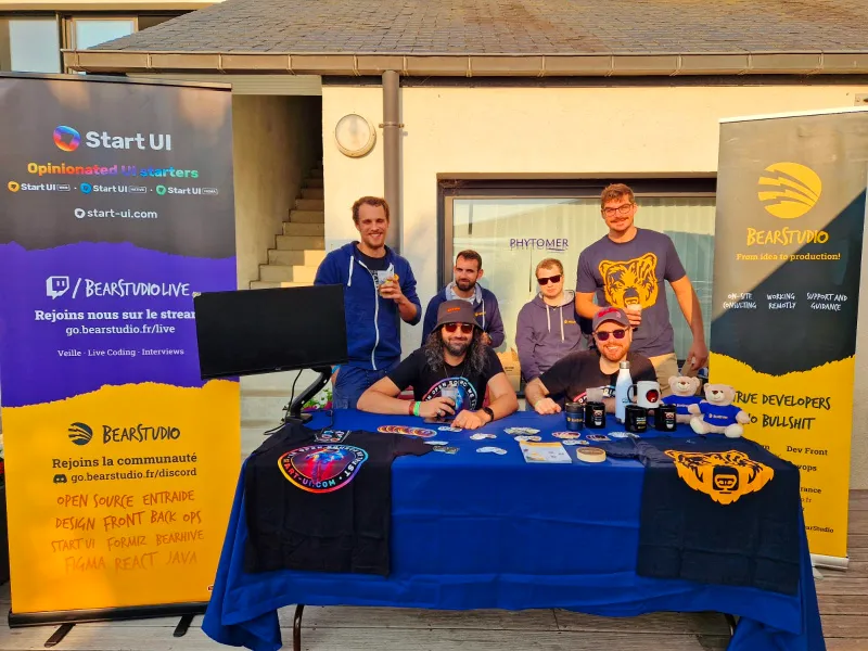 L'équipe du BearStudio derrière son stand au Camping des Speakers 2023